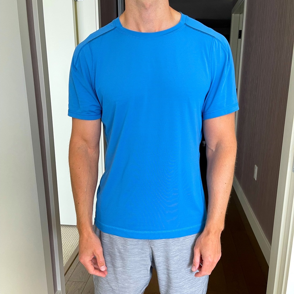 Lululemon men’s T-shirt workout 🏋🏽‍♀️ SMALL men